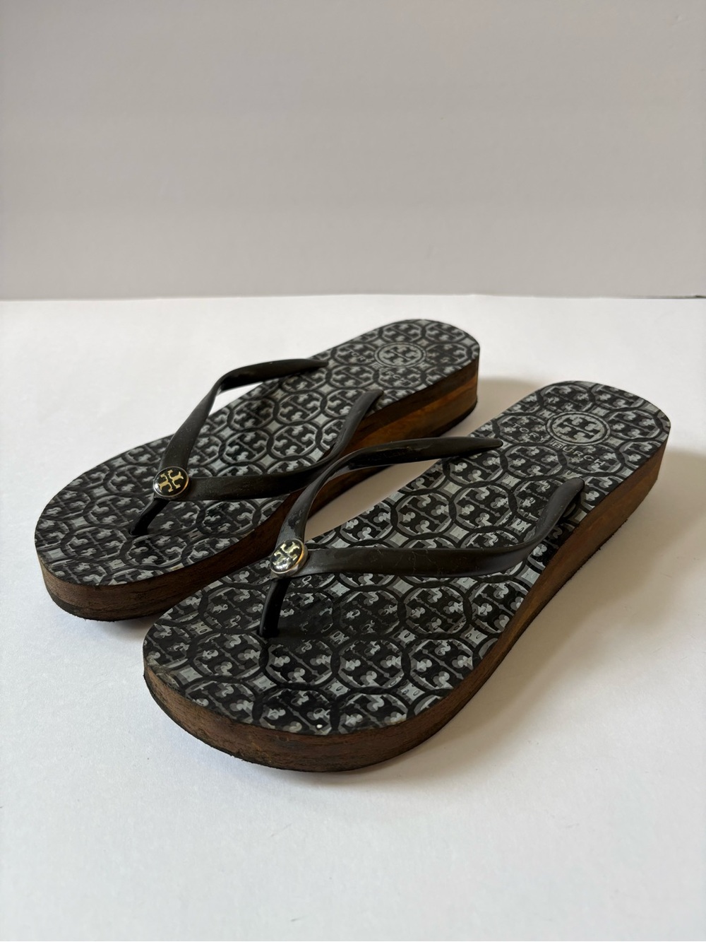 Tory Burch Black Grey Gold Logo Wedge Thong Flip Flop Sandal 8 Platform Y2K